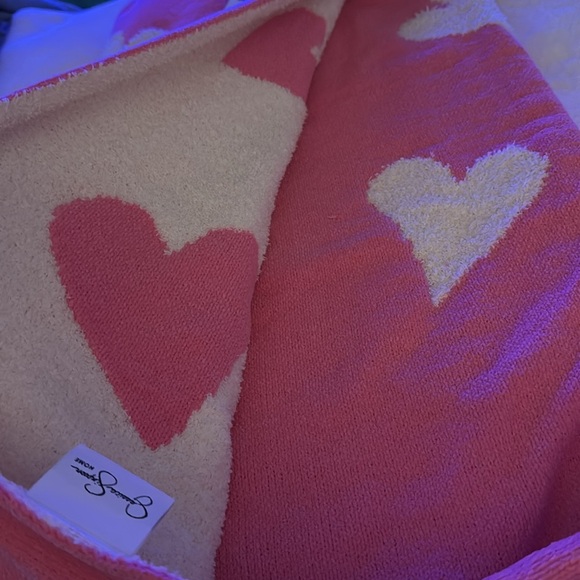Jessica Simpson Valentine’s Day oversized throw 💘💘 - Picture 4 of 9